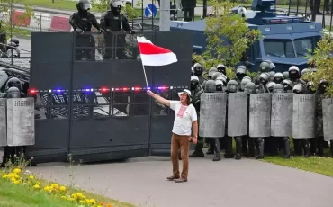 Алесь Пушкин на акции в Минске 6 сентября 2020 года. 11 июля 2023 года художник умрет в заключении