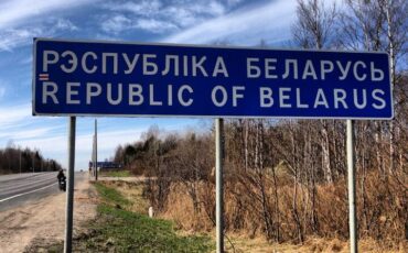 Знак на беларусско-российской границе в Витебской области Беларуси. Фото: правозащитный центр «Весна»