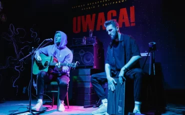 Юрый Стыльскі, лідар гурта «Дай дарогу!», выступае на першай беларускай музычнай прэміі ў эміграцыі «Uwaga!», якая прайшла ў варшаўскім клубе «Scena Chmielna». Варшава, Польшча, 13 красавіка 2024 года. Фота: «Белсат»