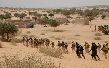 На этой фотографии, сделанной в марте 2015 года, войска Чада и нигерийский спецназ участвуют в учениях «Кремневый замок» вместе с военными США и их западными партнерами в Мао, Чад. Джером Делэй/AP/Файл