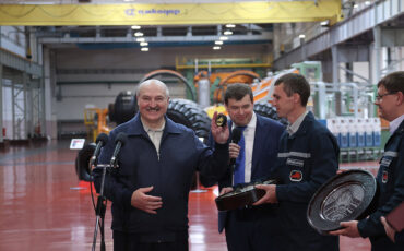 Хоккейной команде Лукашенко подарили шайбы производства «Белшины». 17 июня 2022. Фото: president.gov.by