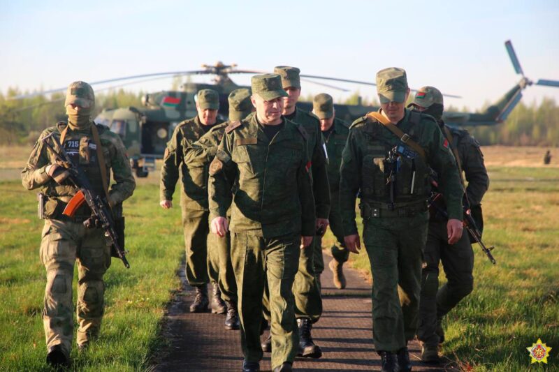 Командующий ВВС и войсками ПВО Андрей Лукьянович (в центре на первом плане) Фото: пресс-служба Минобороны