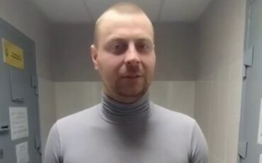 Скриншот видео Источник: https://reform.news/minchanin-pil-alkogol-v-metro-ego-nashli-i-snjali-pokajannoe-video