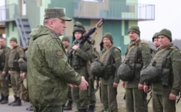 Министр обороны Виктор Хренин с белорусскими военнообязанными, фото / прэс-служба Мінабароны используется в качестве иллюстрации