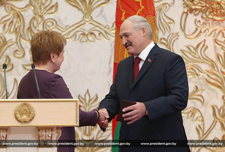 Александр Лукашенко получает президентское удостоверение из рук главы Центризбиркома Лидии Ермошиной, Минск, 6 ноября 2015 года. Фото: пресс-служба Александра Лукашенко