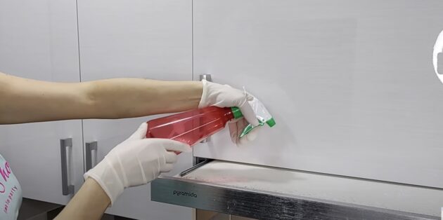 Нанесите спирт на жирные пятна Чем отмыть жир с кухонной мебели: этиловым спиртом
