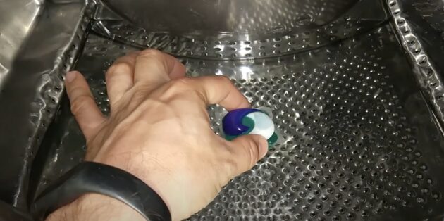 Положите капсулу для стирки на дно пустого барабана машинки Как пользоваться капсулами для стирки: положите капсулу на дно пустого барабана машинки