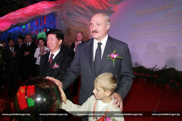 Александр Лукашенко с сыном Николаем во время визита в столицу Китая Пекин, 11 октября 2010 года. Фото: пресс-служба Александра Лукашенко