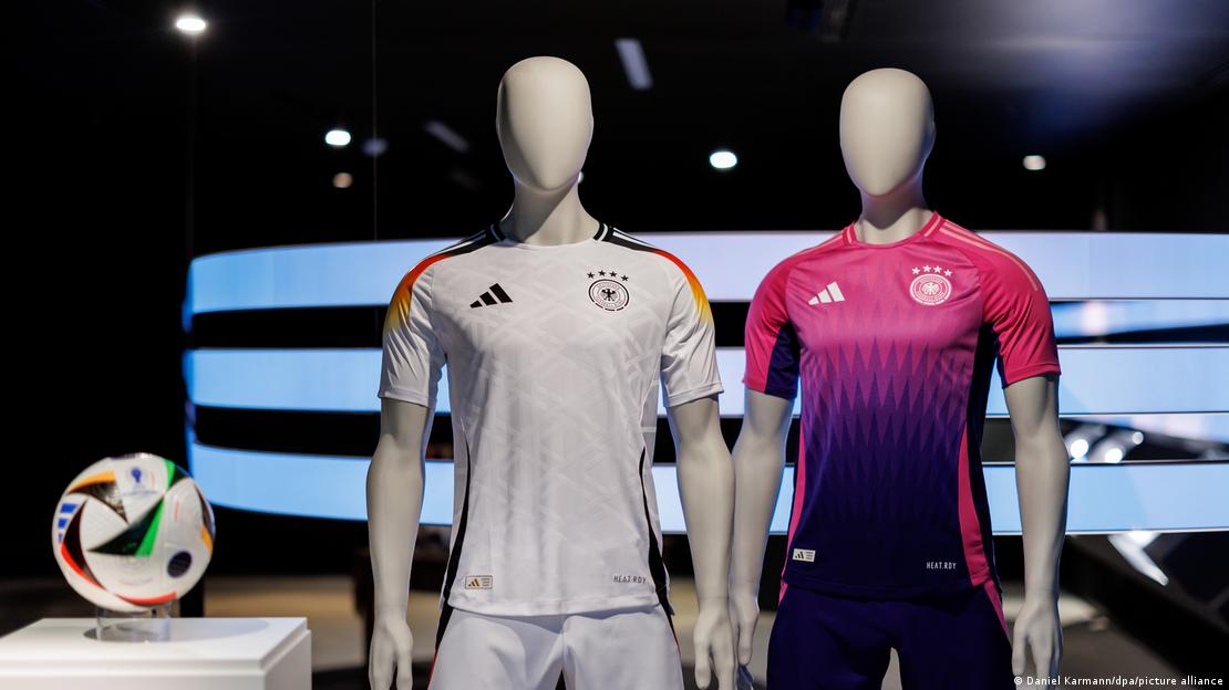 Два комплекта формы сборной Германии по футболу от компании Adidas
