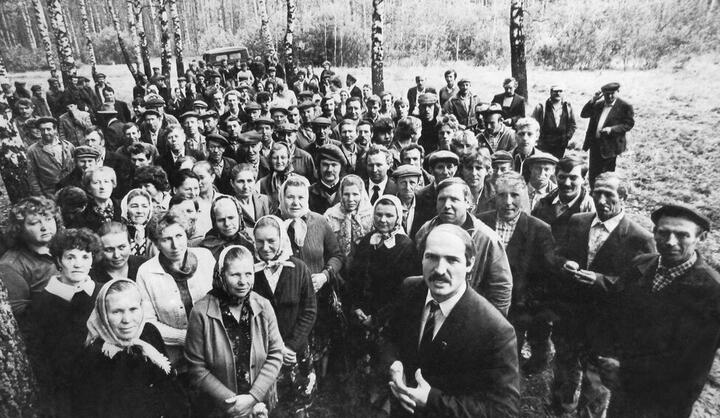 Александр Лукашенко с коллективом совхоза "Городец", май 1988 года. Фото: пресс-служба Александра Лукашенко