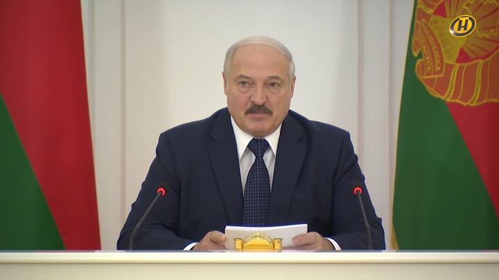 Александр Лукашенко с, видимо, подкрашенными усами во время совещания 29 октября 2019 года. Скриншот: видео гостелеканала ОНТ