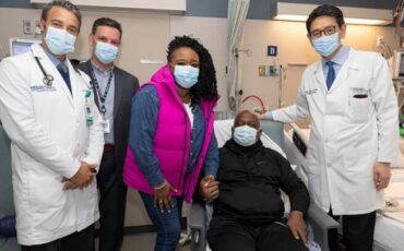 Рик Слэйман (в кресле) со своей подругой и командой врачей. Фото: Massachusetts General Hospital