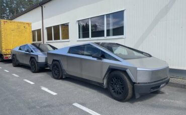 Задержанные на границе два Tesla Cybertruck. Фото: литовская таможня