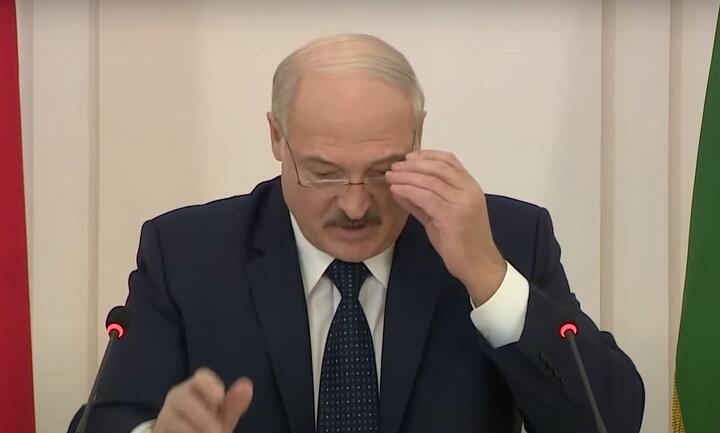 Александр Лукашенко в очках, апрель 2020 года. Скриншот видео гостелеканала ОНТ