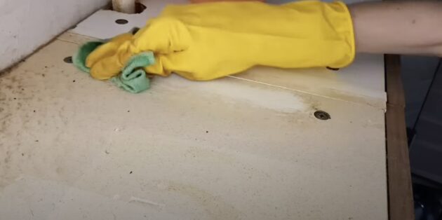 Нанесите раствор уксуса на загрязнения Чем отмыть жир с кухонной мебели: нанесите раствор уксуса на загрязнения
