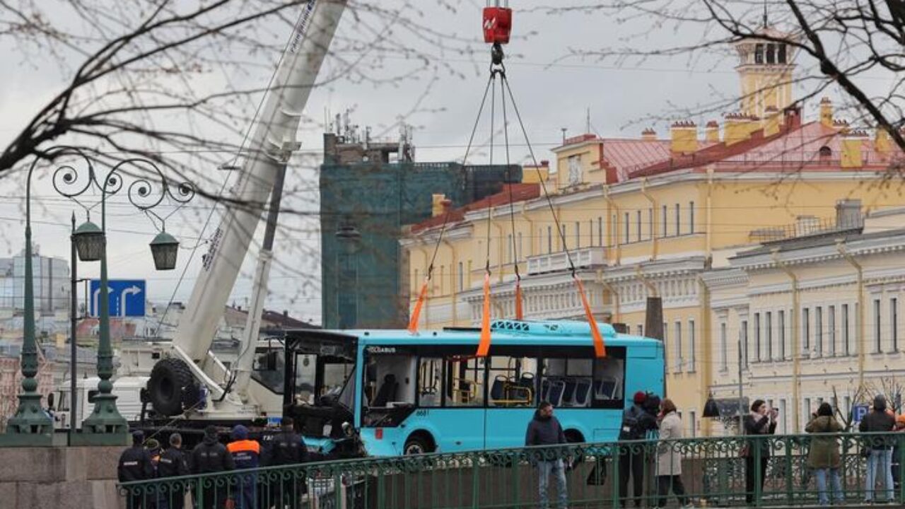 В Санкт-Петербурге в ДТП с падением автобуса в реку выжили только двое.  Российские СМИ выяснили некоторые подробности произошедшего – Медиа-Полесье  – новости и реклама Пинска, Лунинца, Столина