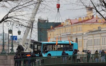 Спасательные работы в Санкт-Петербурге, где автобус рухнул в реку. Россия, 10 мая 2024 года. Фото: Reuters