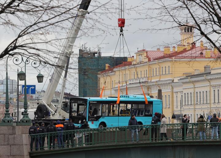 Спасательные работы в Санкт-Петербурге, где автобус рухнул в реку. Россия, 10 мая 2024 года. Фото: Reuters