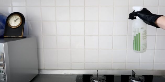 Нанесите содовый раствор на поверхность Чем отмыть жир с кухонной мебели: нанесите содовый раствор на поверхность