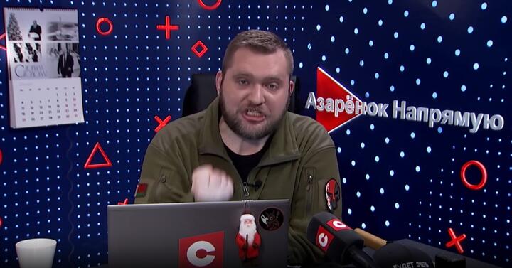 Пропагандист Григорий Азаренок во время обещания «душить и топтать, и уничтожать под корень» политических оппонентов, декабрь 2023 года. Скриншот: YouTube