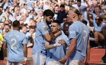 Йошко Гвардиол, Жереми Доку и Эрлинг Холанн поздравляют с голом Фила Фодена. AP Photo/Dave Thompson