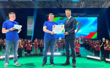 Вручение сертификата Пинскому колледжу. Фото: ТГ Пинского горисполкома