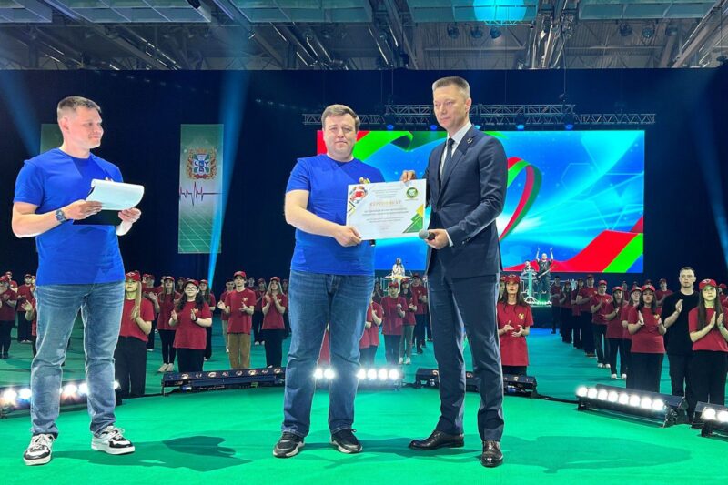 Вручение сертификата Пинскому колледжу. Фото: ТГ Пинского горисполкома