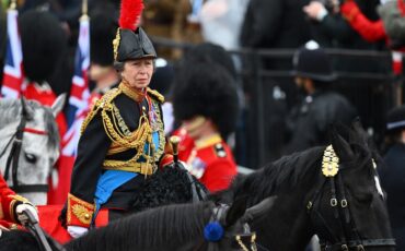 Фото: Getty Images | Принцесса Анна верхом возглавляла процессию военных по пути в Букингемский дворец