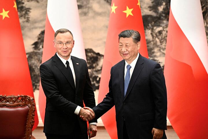 Председатель КНР Си Цзиньпин и президент Польши Анджей Дуда пожимают друг другу руки после церемонии подписания договора в Большом зале народных собраний в Пекине, Китай, 24 июня 2024 года. Фото: Reuters