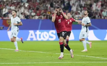 Георгий Микаутадзе — одна из главных звезд сборной Грузии на групповом этапе. Фото: Martin Meissner / AP