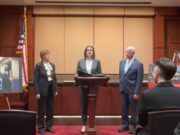 Светлана Тихановская и сенаторы Джин Шахин и Роджер Викер в здании Капитолия 22 марта 2023 года. Скриншот видеозаписи