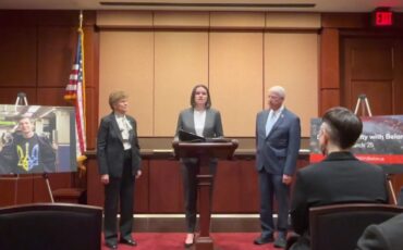 Светлана Тихановская и сенаторы Джин Шахин и Роджер Викер в здании Капитолия 22 марта 2023 года. Скриншот видеозаписи