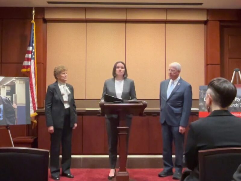 Светлана Тихановская и сенаторы Джин Шахин и Роджер Викер в здании Капитолия 22 марта 2023 года. Скриншот видеозаписи