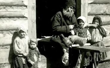 Старик за изготовлением колеса для телеги в селе Чучевичи, Мозырский уезд, Минская губерния, 1910 год. Фото: Александр Сержпутовский / collection.ethnomuseum.ru Старик за изготовлением колеса для телеги в селе Чучевичи, Мозырский уезд, Минская губерния, 1910 год. Фото: Александр Сержпутовский / collection.ethnomuseum.ru