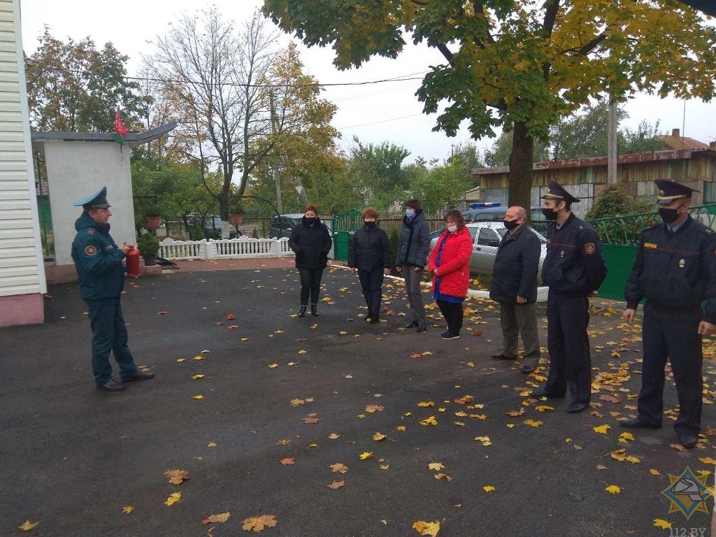 Замначальника местного РОЧС после учебной тревоги выступает перед сотрудниками дрогичинского Департамента охраны, 2020 год. Возможно, среди женщин на снимке есть и героини этой истории. Фото: МЧС