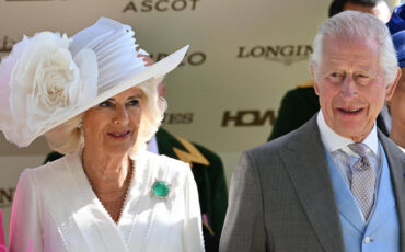 Карл III и королева Камилла в броши «Дамы Индии» на скачках Royal Ascot 2024