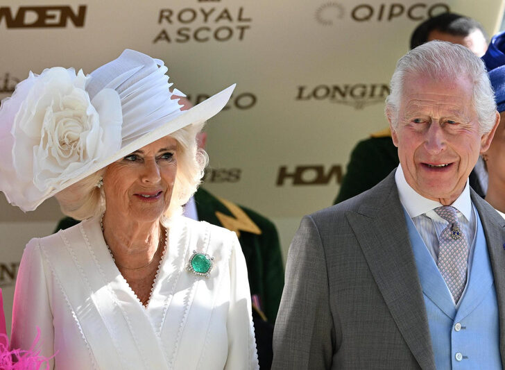 Карл III и королева Камилла в броши «Дамы Индии» на скачках Royal Ascot 2024