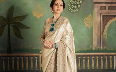 Нита Амбани в своем самом обсуждаемом изумрудном ожерелье на предсвадебном торжестве сына Ананта, март 2024