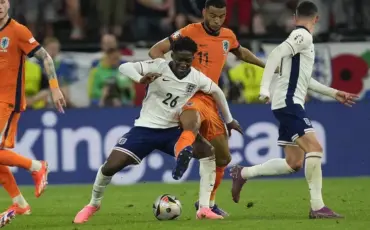 Кобби Мейну (Англия, №26), Коди Гакпо (Нидерланды, №11) и затылок Фила Фодена. Фото: Darko Vojinovic / AP