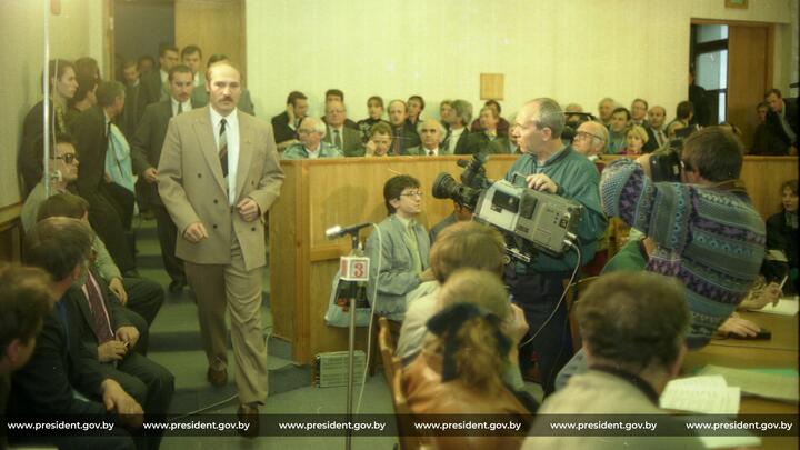 Александр Лукашенко на пресс-конференции по итогам первого тура выборов 1994 года. Минск, 24 июня 1994 года. Фото: president.gov.by Александр Лукашенко на пресс-конференции по итогам первого тура выборов 1994 года. Минск, 24 июня 1994 года. Фото: president.gov.by