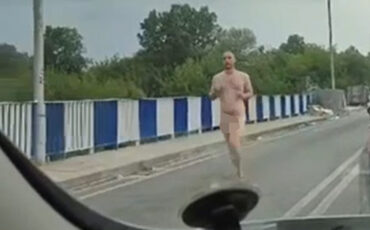 Голый мужчина бежит по Варшавскому мосту, 1 июля 2024 года. Скриншот: видео читателя