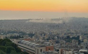 Вид издали на место удара Израиля по столице Ливана Бейруту, 30 июля 2024 года. Фото: Х/sahouraxo