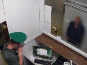 Проверка паспорта у пассажира Минск — Вильнюс в «Каменном Логе». Скриншот: видео Госпогранкомитета