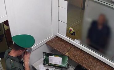 Проверка паспорта у пассажира Минск — Вильнюс в «Каменном Логе». Скриншот: видео Госпогранкомитета