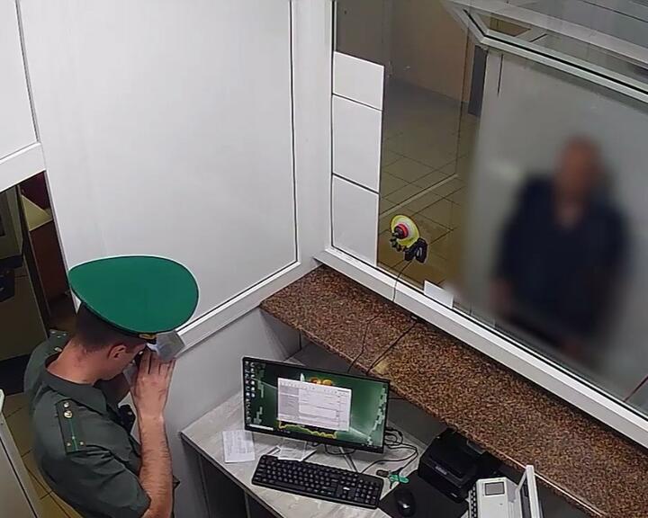 Проверка паспорта у пассажира Минск — Вильнюс в «Каменном Логе». Скриншот: видео Госпогранкомитета