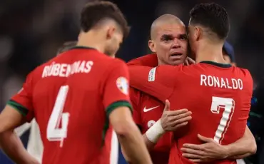 Криштиану Роналду утешает Пепе после поражения. Фото: Jonathan Moscrop / Getty Images