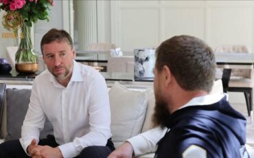 Бизнесмен Владислав Бакальчук жалуется главе Чечни Рамзану Кадырову на проблемы с женой и бизнесом. Скриншот: видео из телеграм-канала Кадырова