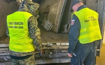 Тайник с сигаретами в профилях пола. Фото: Погранслужба Польши