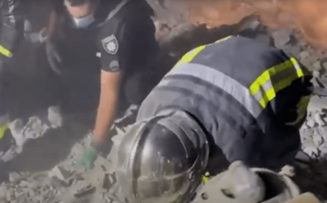 Спасательными во время разбора завалов нашли погибших / скриншот