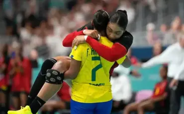 Гандболистка из Бразилии выносит на руках травмированную соперницу-анголезку. Фото: AP Photo / Brian Inganga